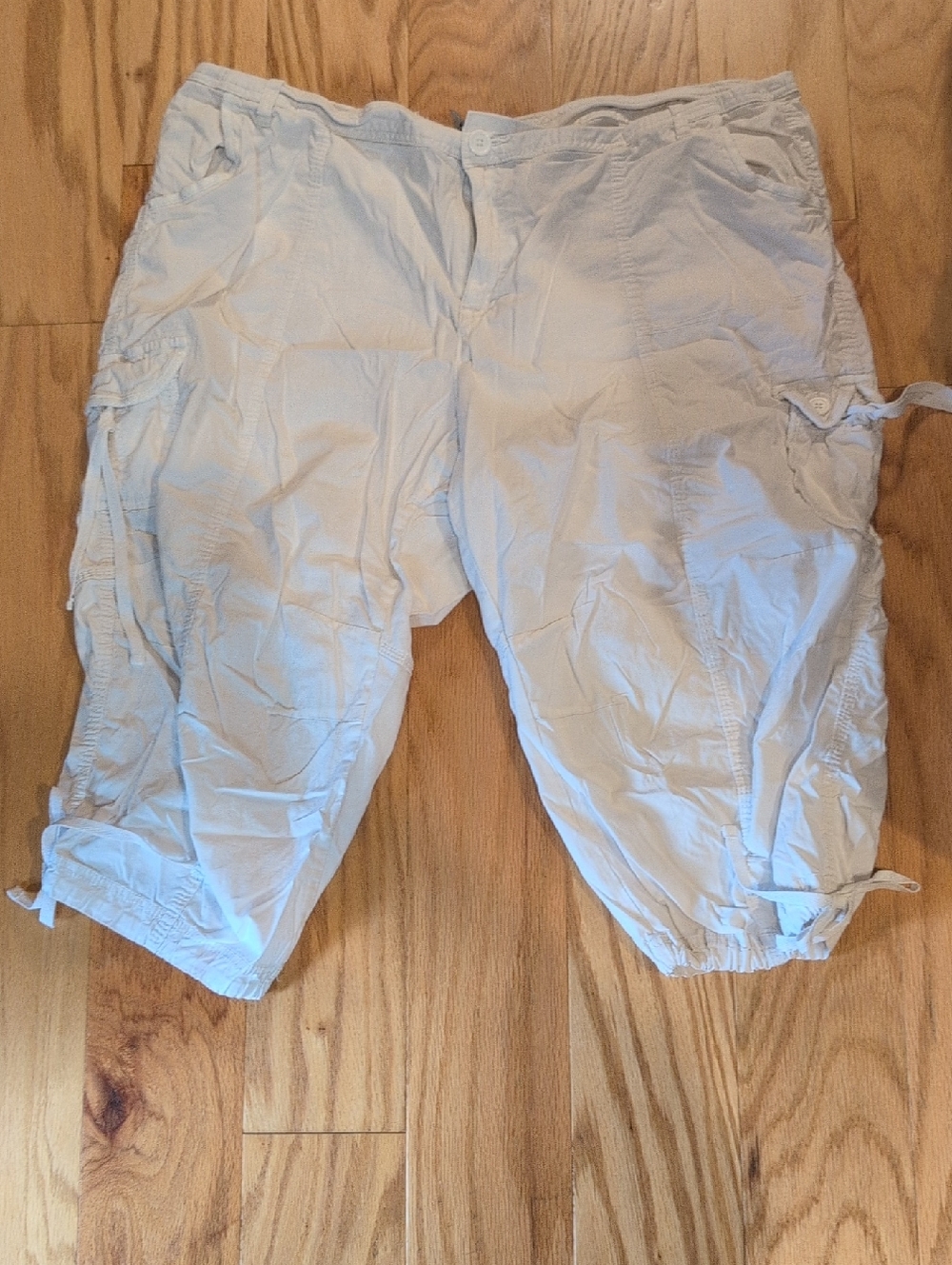 Cropped White Cargo Capris for Women - Lightweight Ankle-Length